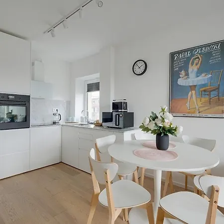 Luxurious 3br Center Apartment