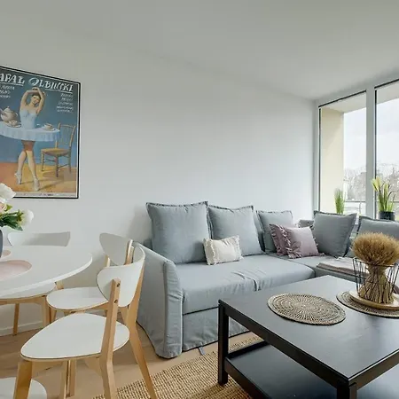 Luxurious 3br Center Apartment *