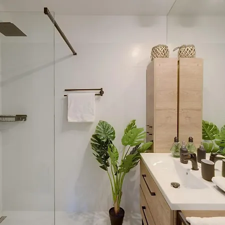 Апартаменты Luxurious 3br Center