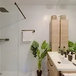Lägenhet Luxurious 3br Center